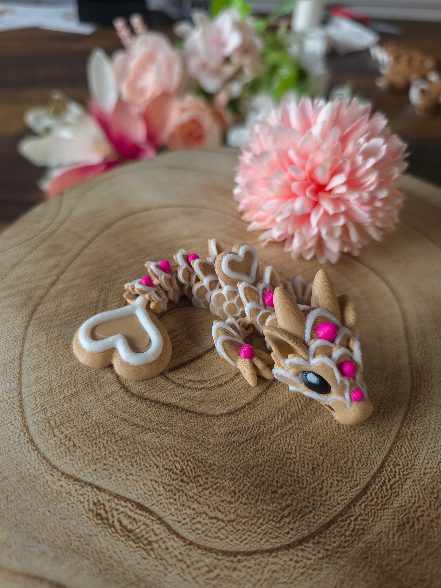 Lebkuchen-Drache Schlüsselanhänger Detailansicht – flexibel und beweglich