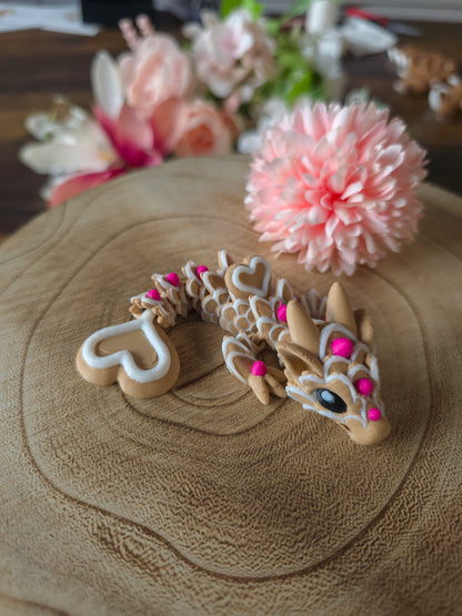 Lebkuchen-Drache Schlüsselanhänger Detailansicht – flexibel und beweglich