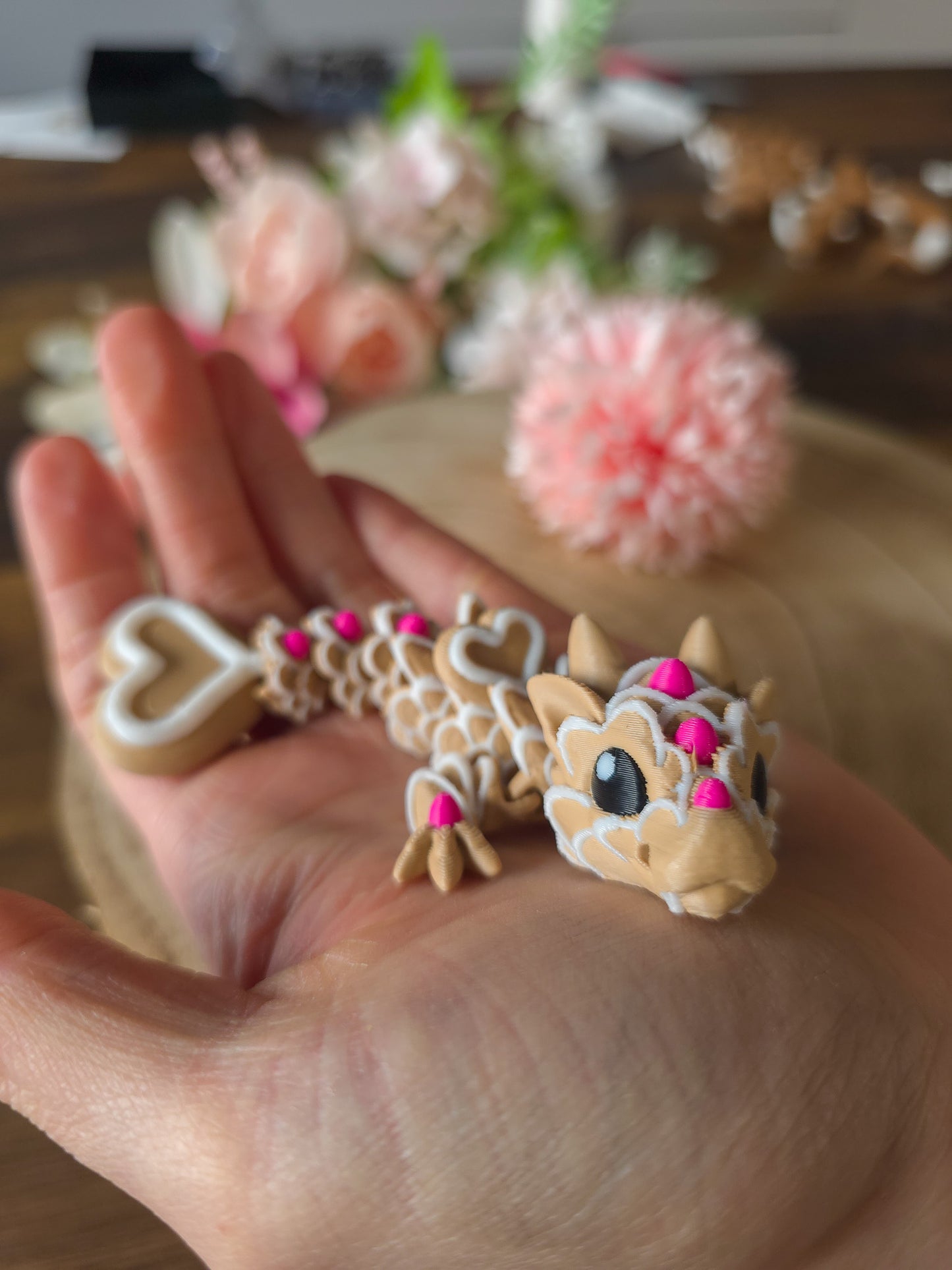 Lebkuchen-Drache Schlüsselanhänger Seitenansicht – handgefertigt im 3D-Druck