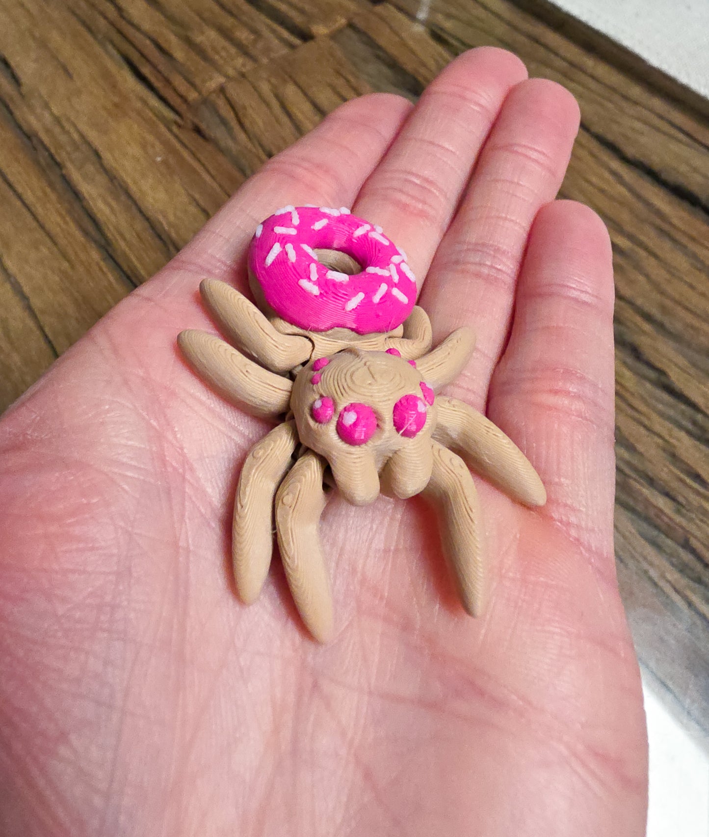 Flexible 3D-Spinne mit pinkem Donut – Kühlschrankmagnet