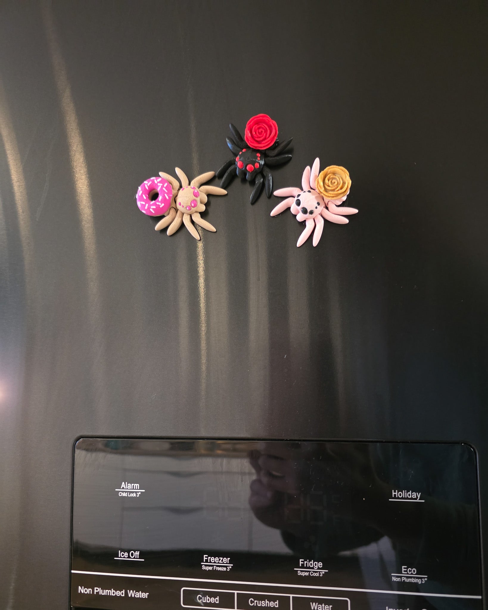 Flexible 3D-Spinne mit hellblauem Donut – Kühlschrankmagnet