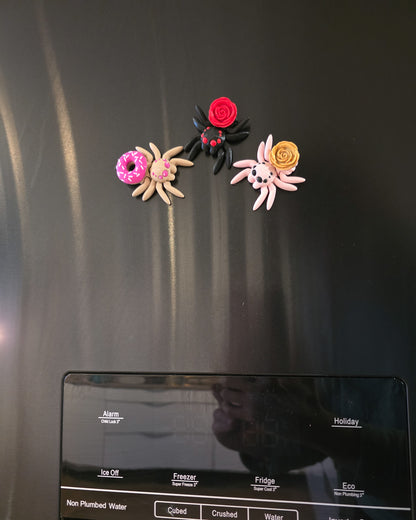 Flexible 3D-Spinne mit hellblauem Donut – Kühlschrankmagnet
