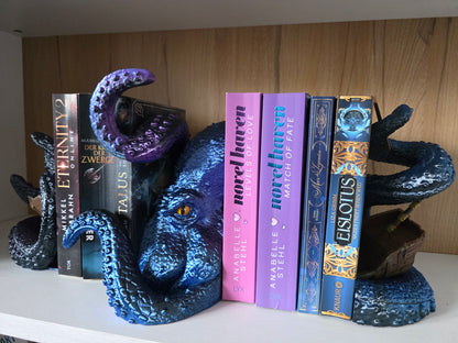 Mighty Kraken Buchstütze Gesamtansicht – Fantasy Bücherregal Deko