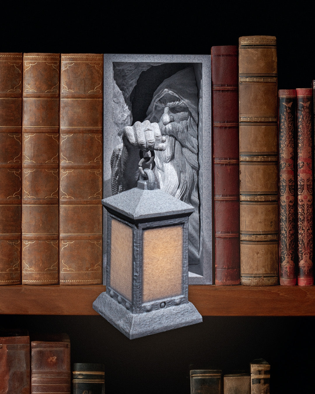 Book Nook Zauberer mit Laterne in Grau – Fantasy Bücherregal Deko