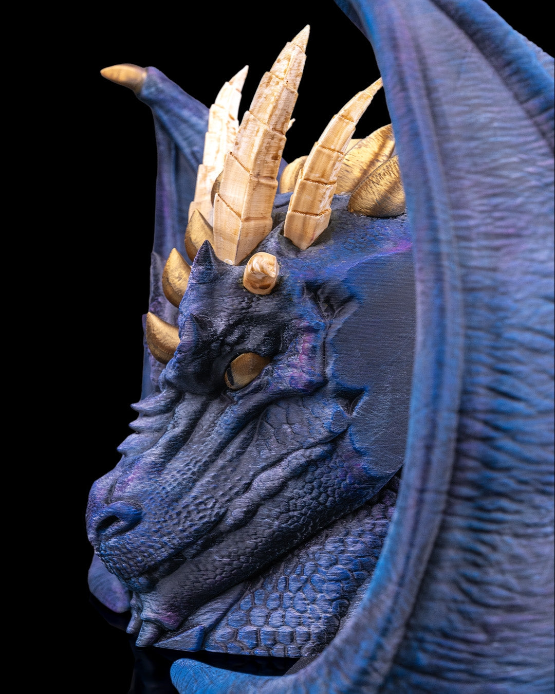 Drachen-Buchstütze in Verwendung mit Büchern – Seitenansicht