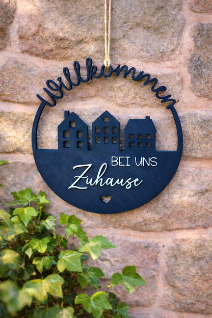 Willkommensschild in Weiß mit schwarzem Text – schlicht und elegant